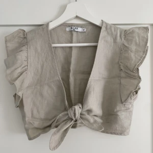 Topp i linne - Säljer min sååå fina topp i linne som är från nakd, storlek 36. Så gullig till sommaren och knappt använd! Hör av er för fler bilder 💞 köparen står för frakten 