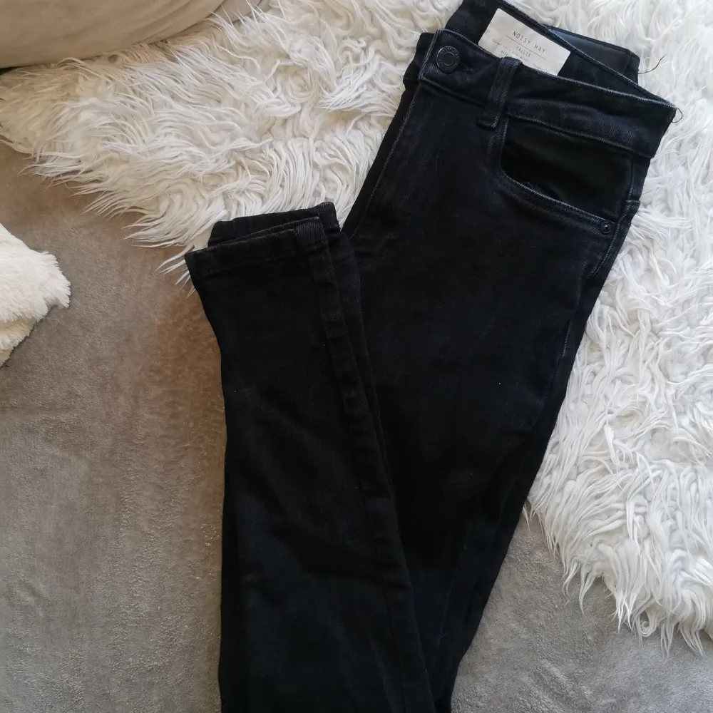 Svarta populära jeans från NOISY MAY, modell CALLIE Högmidjade och slimmade ben. Stl 28/32