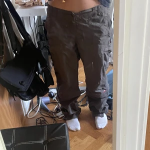 Lågmidjade cargos  - cargos dom är lågmidjade på mig är storlek 38 sitter bra på mig utan bälte och är 158cm lång. Dom är för långa på mig