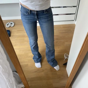 Lågmidjade jeans - Lågmidjade jeans, så snygga!! Midjade 35 cm, innerbenslängd 78 cm. Jag är 161, långa på mig. En liten fläck ovanför rumpan men den syns knappt. 400kr + 69kr frakt, köp gärna via köp nu! 