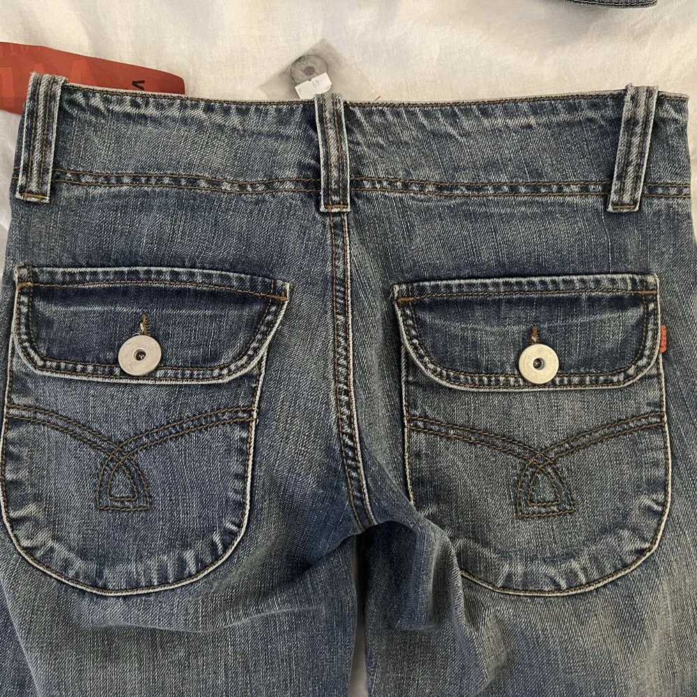 Sjukt fina lågmidjade jeans med prislappar på. Tyvärr för små för mig & för långa . Midjemått 36 tvärsöver, innerbenslängden 82. Jeans & Byxor.