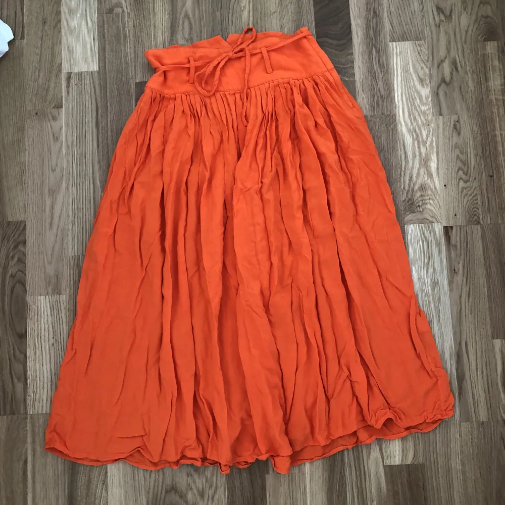 Orange kjol från &other stories. Kjolar.