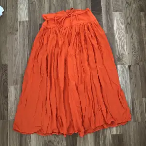 Orange kjol från &other stories