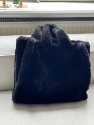 Fluffig väska - Fluffig väska från Stand . Den är sönder inuti men går enkelt att laga och användbar. Får plats med dator.