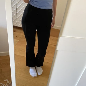 Byxor  - Säljer detta paret byxor från Gina tricot. Använd 1 gång. Jätte bekväma.