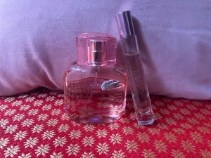 Lacoste Pour Elle Sparkling - Hej säljer denna parfym tillsammans med dess roller. I flaskan är det lite mer en hälften kvar och i rollern är det 80-90% kvar. En god söt fräsch parfym perfekt till sommarn. Gör ont i själen att sälja med kommer ej till användning. Roll-22ml flaska-50ml