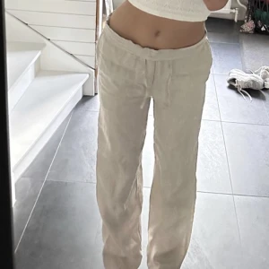 Linnebyxor - Linnebyxor i äkta linne från H&M, endast använda ett par fåtal gånger så de är i nyskick💓Nypris är 499kr. Lånad bild!