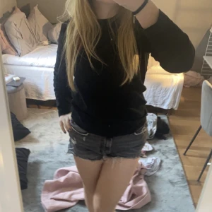 Zara shorts  - Tänkte faktiskt sälja dessa super fina shorts från zara som tyvärr har blivit försmå för mig! Kanske säljer billigare vid snabb affär. Storlek 38 men passar även 36. Skriv för fler bilder eller så! Skickar spårbart med postnord. ❤️‍🔥
