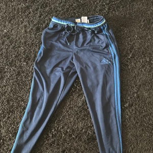 Adidas byxor  - Använder dom inte så.