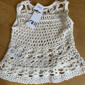 Stickad Zara linne - Supersnygg och helt oanvänd topp från Zara. Lappen sitter kvar och nypriset var 499kr!