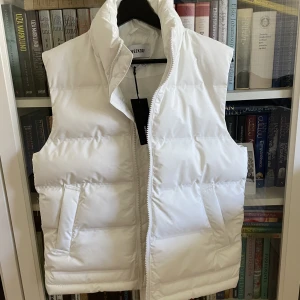 Weekday väst - Hej säljer min väst för att den aldrig kommit till användning. Den är helt ny aldrig använd. Nypris är 500kr mitt pris 250. Storleken är xs men den är väldigt stor i storleken så skulle säga att den sitter mer som S/M. Hör gärna av dig vid funderingar.