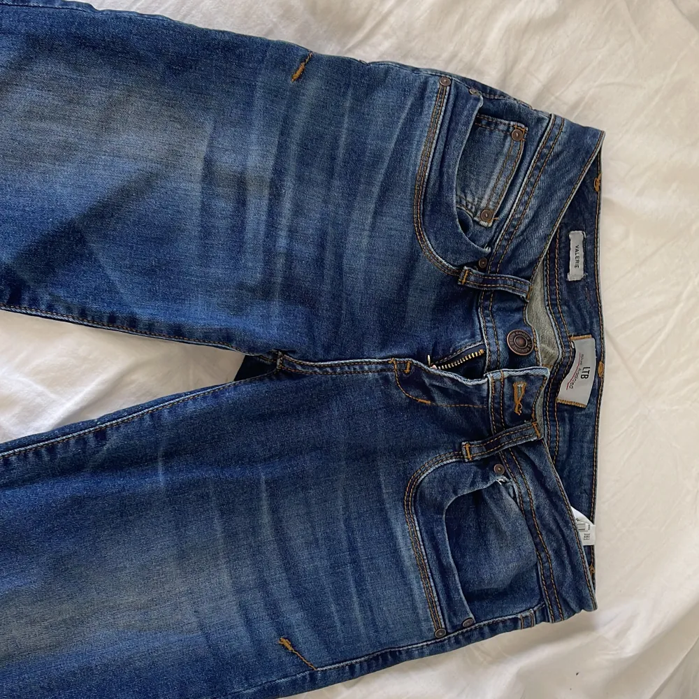 Ett par ass snygga lågmidjade  jeans från LTB som Tyvär har blivit lite för korta för mig. Dem är i ett nyskick inte andvänt som många gånger. Jag är 167. Nypris för dem är 800kr. . Jeans & Byxor.