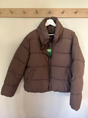 Jacka - En helt oanvänd jättefin brun jacka från lager157. Säljer då jag köpte i flera färger o alla ej kom till användning. Storlek S men passar även M då den är ganska stor i storleken. Köpte för 399kr, säljer för 199kr