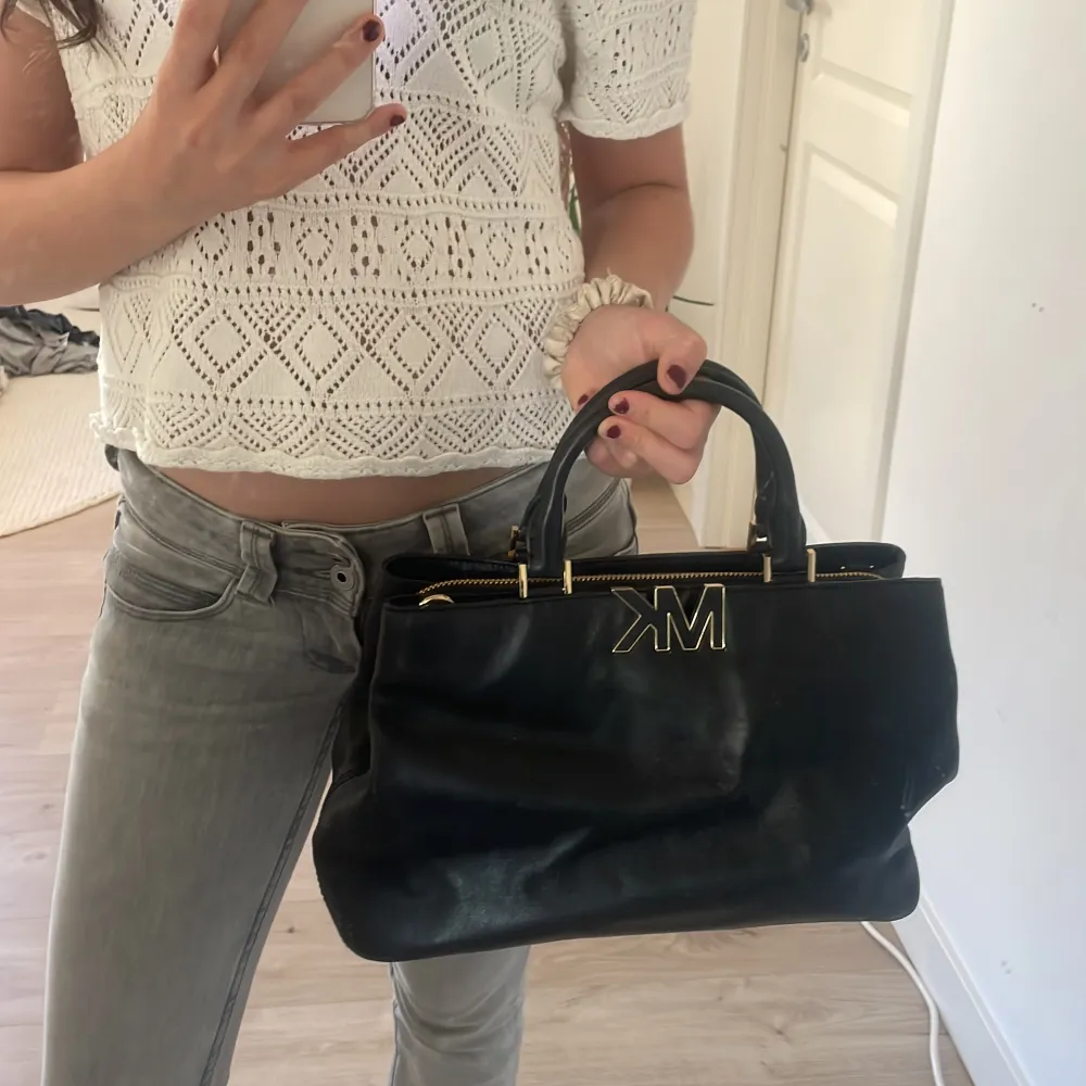 En Michael kors väska i svart och guld 💘 lite repig så säljer därför för ett billigt pris. Inuti väskan är det 3 pack och i de facken ytligare 6 fack💗Det är min mammas gammla och tror därför inte den finns i lager länge. Kan tänka mig att nypris var 700kr. Väskor.