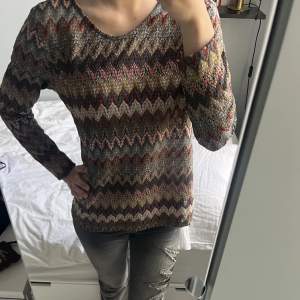 Supen snygg och trendigt mönstrad tröja från Lindex! Mönstret påminner om missoni❤️ As snygg passform❤️