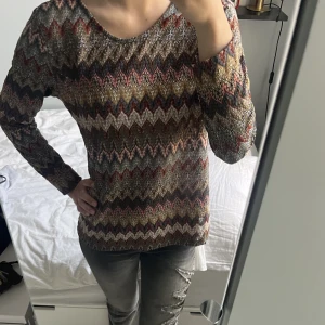 Zigzag mönstrad topp - Supen snygg och trendigt mönstrad tröja från Lindex! Mönstret påminner om missoni❤️ As snygg passform❤️