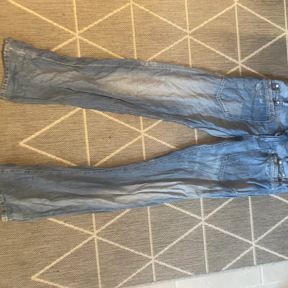 baggy och ljusblå jeans! så fina!! sitter snyggt oversize på en s/xs. . Jeans & Byxor.