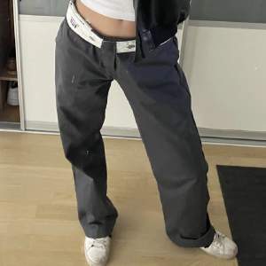 Superfina gråa dickies byxor, använd fåtal gånger💕sytt upp dom litegrann så längden är bra på mig som är 157cm🫶🏼