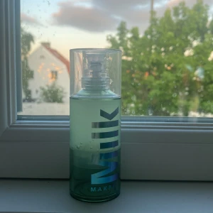 milk primer  - milk primer som finn’s lite mer än halva kvar köpt för 400kr. säljer eftersom jag inte använder primer längre. finns typ 25 ml kvar.