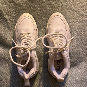 Vita skor - Ett par vita sneakers köpta på Nelly. Använd endast 1-2 gånger, därför väldigt bra skick. Säljer pågrund att de är för små, annars jättefina.