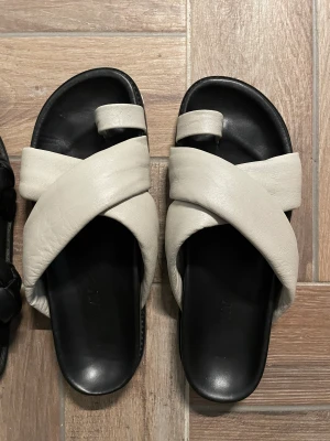 2ND DAY sandals - Like new, side 40, leather branded & super comfy sandals Worn them minimally, like new!