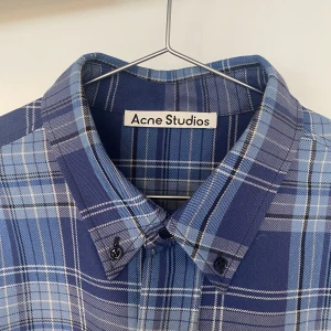 Acne Studios overshirt - Cool Acne overshirt. Använd en enkelt gång, då den är lite stor för mig 