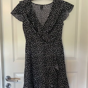 Svart klänning - Klänning med hjärtan på