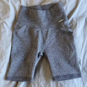 oanvända ribbade biker shorts från aimn (bara testade) köpta för 399kr. använd gärna köp nu! 🙂