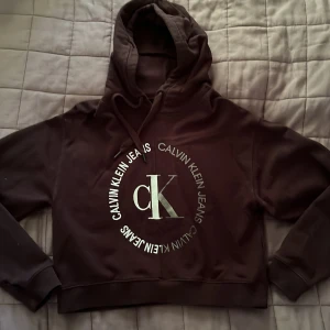 Calvin Klein Hoodie - Säljer denna hoodie då den inte kommer till användning, relativt bra skick💕 Nypris: 1200kr