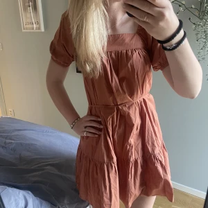 Söt klänning - Har användts typ 2 ggr, för liten❣️Mycket bra skick.