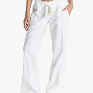 vita linnebyxor  - säljer dessa linnebyxor i storlek s då de inte kommer till användning och är lite för långa på mig som är 165🌸🤍