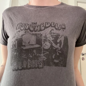 Enkel Brandy T-shirt med tryck - Bekväm t-shirt med coolt tryck som är lätt att styla, croppad på ett sätt så att det skulle passa bra till ett par lowrise byxor, köpt från brandy melville!