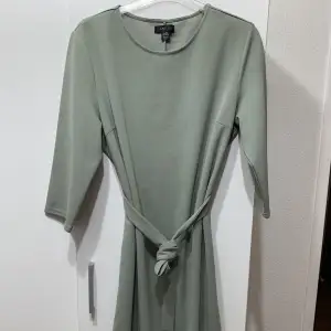 En fin grön klänning köpt på New yorker, använd ett par gånger. Storlek 42, men den är lite i formen. Passar ålder mellan 13-16