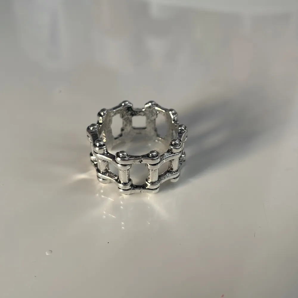 Silverfärgad ring som har diametern 1,7 cm, gjord i rostfritt stål. Finns fler liknande på min profil! Köp gärna med köp direkt :). Accessoarer.