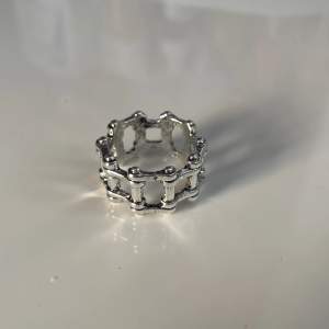 Silverfärgad ring som har diametern 1,7 cm, gjord i rostfritt stål. Finns fler liknande på min profil! Köp gärna med köp direkt :)