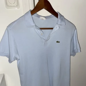 Lacoste pikétröja herr - Jag säljer en lacoste pikétröja som är använd ett fåtal gånger. Inga fläckar eller sådant den är i nyskick. Pris kan diskuteras mer privat! 