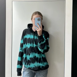 Diesel Huddie -  Unik Diesel hoodie. Använd ett fåtal gånger så den är i perfekt skick. Märket på ryggen är en reflex (lyser i mörkret). Liknande tröjor ligger på över 1500kr.  Klicka ej på köp nu. Meddela mig om intresse. 