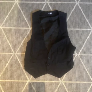 kostumväst - kostymväst som är sp bra att bygga lager med. snygg över en skjorta, långärmad, spets lite vad som. säljer då jag har en likadan.