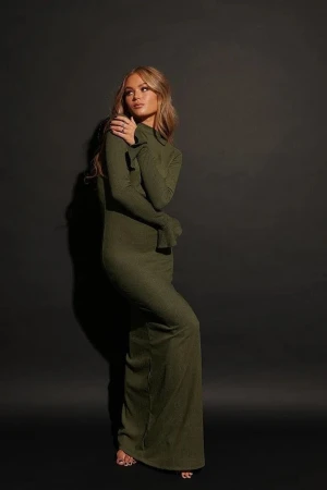 Klänning Nakd x Hanna Schönberg - En fin mörkgrön långklänning med öppen rygg från Nakd Hanna Schönbergs kollektion. Använd ett fåtal gånger. Jag kan mötas upp i centrala Göteborg eller skicka 💚