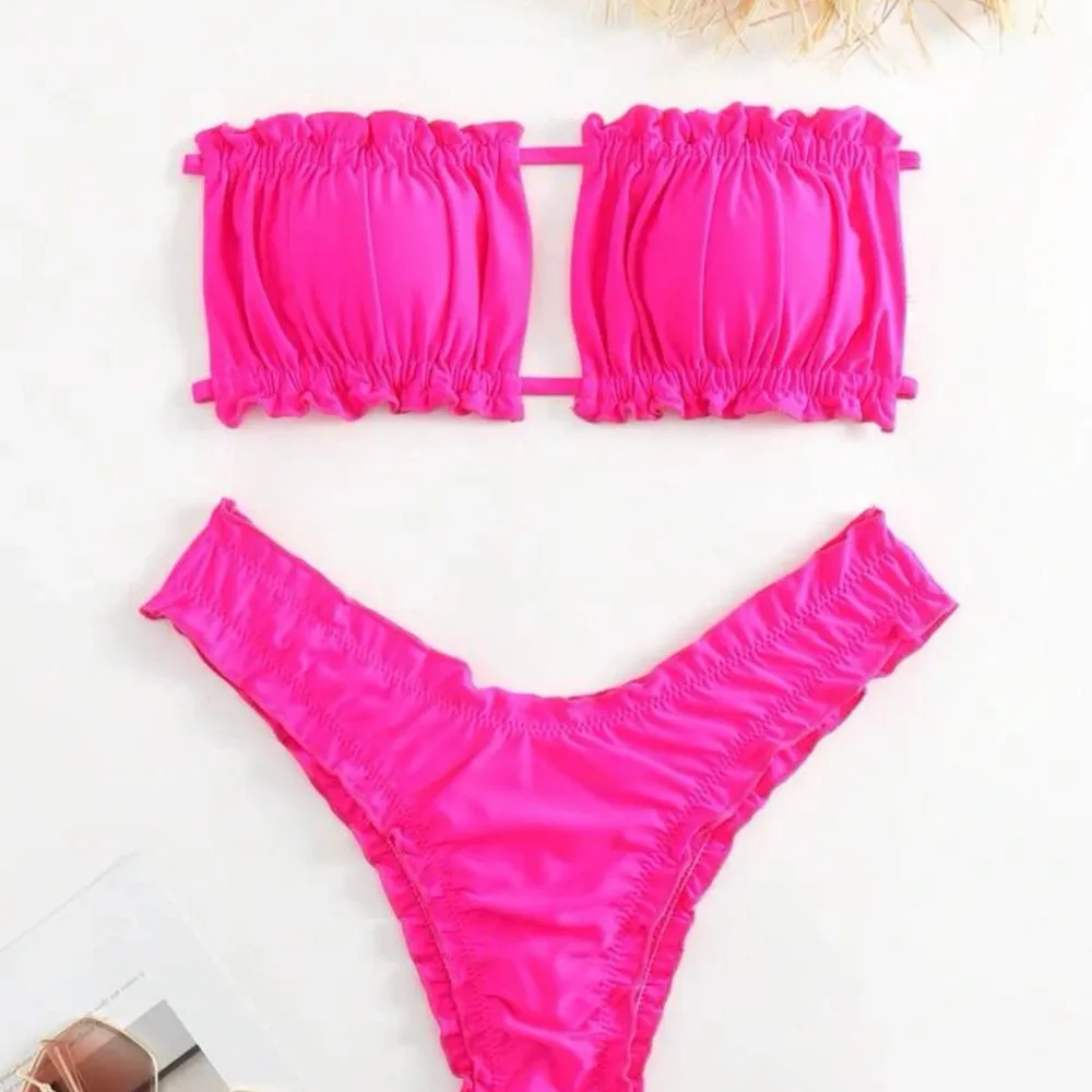 3 oanvända bikinis, inte ens testade. Alla super fina, den rosa glittrar jättefint i verkligheten. Egna bilder kan skickas om de önskas.  Rosa glitter 50kr Rosa och vit 60kr styck   . Övrigt.