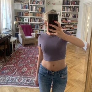 Cropad T-shirt från zara - Säljer min fina croppade T-shirt från Zara! Perfekt nu till sommaren till en kjol elr shorts 💗 storlek S