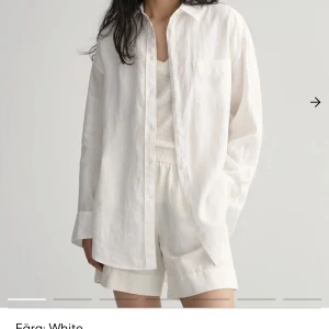 Gant linneset - Säljer mitt helt oanvända Gant linnesett med prislappar kvar! Vit linneskjorta i strl 34 och vita linneshorts i strl 36. Nypris: 2400kr för hela settet, mitt pris: 600kr. Går även att köpa delvis 350kr för skjortan och 300kr för shortsen🤍