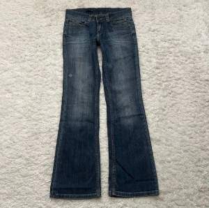 Lowrise o Bootcut Blå Jeans, i perfekt skick 🤍 Midjan är 76cm och innerbens är 77cm 🩶