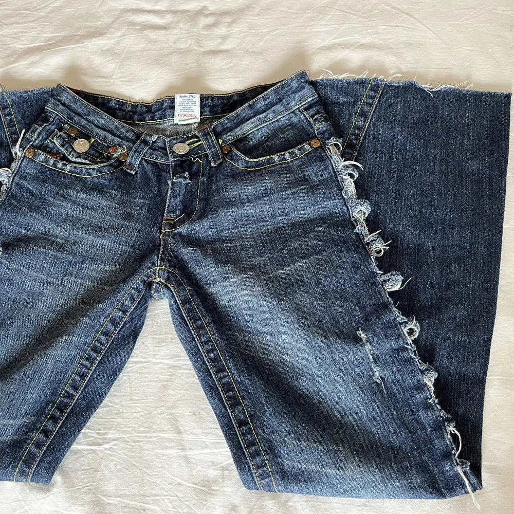 Jättesnygga true religion jeans i storlek 27 som tyvärr inte kommer till användning. Skriv för fler bilder. Köparen står för frakten!😊. Jeans & Byxor.