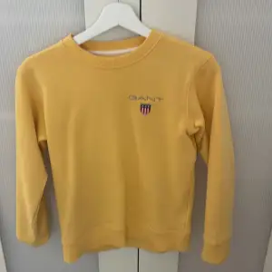 Jättefin gul tröja i märket Gant, köpt på kidsbrandstore.   Storlek XS men passar S.  Använd en gång. Nyskick och inga defekter.  Nypris: 699kr.  Pris kan diskuteras. 