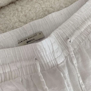 vita linnebyxor  - vita linnebyxor från gina tricot i storlek 36, knappt använda- bara fåtal gånger🤍super fina, jag säljer pga att det är inte min stil💞