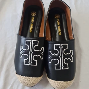 Tory Burch - Snygga Tory Burch espadrilles i ny skick. Aldrig använt.  Storlek: 37,5  Titta hjärna på mina övriga auktioner. 