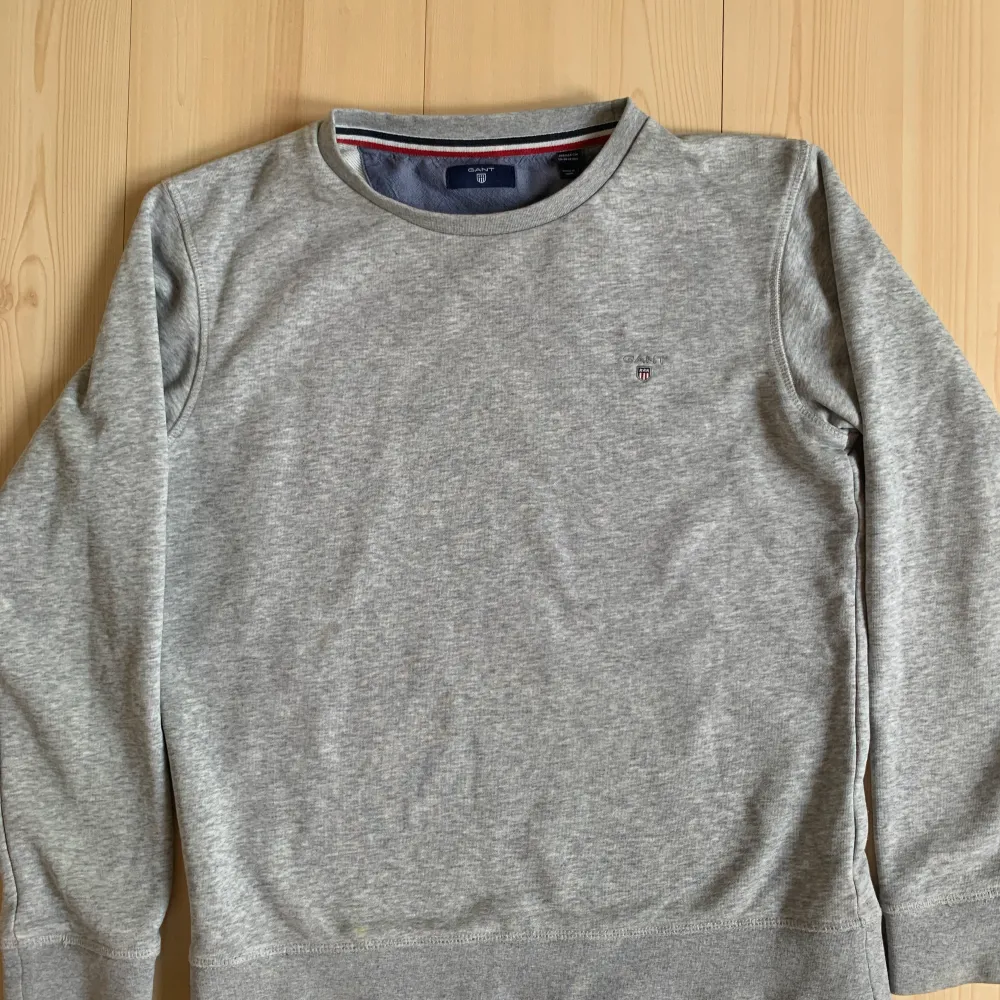 Grå Gant sweatshirt i fint skick, storlek 164. Tröjor & Koftor.