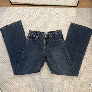 lågmidjade vida jeans! tyvärr har jag ingen bild då de är för små, mått midja 36cm rakt över, längd 80cm & midjehöjd 23cm🫶🏻