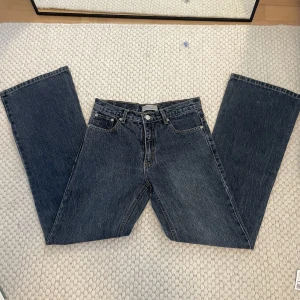 lågmidjade jeans - lågmidjade vida jeans! tyvärr har jag ingen bild då de är för små, mått midja 36cm rakt över, längd 80cm & midjehöjd 23cm🫶🏻